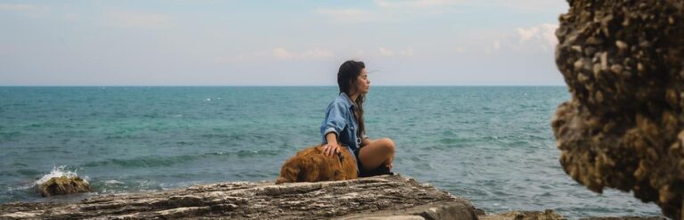 Mujer con perro junto al mar